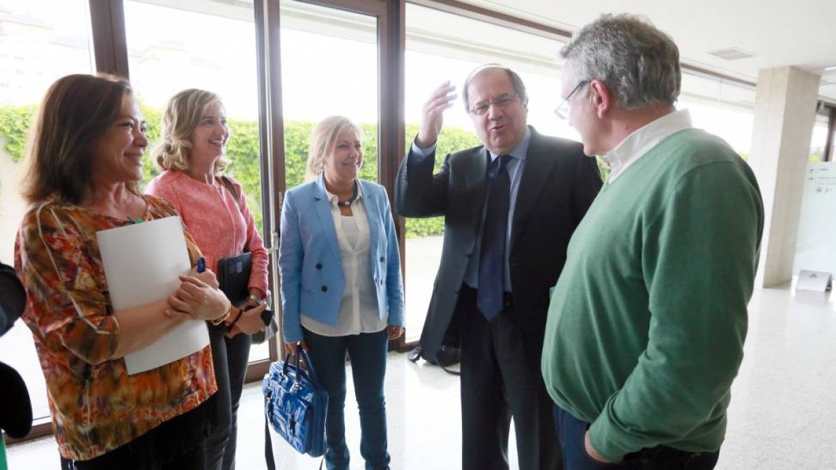 uan Vicente Herrera, Rosa Valdeón, Alicia García, Óscar Reguera e Irene Cortés conversan al finalizar la reunión del Grupo Parlamentario Popular-Ical