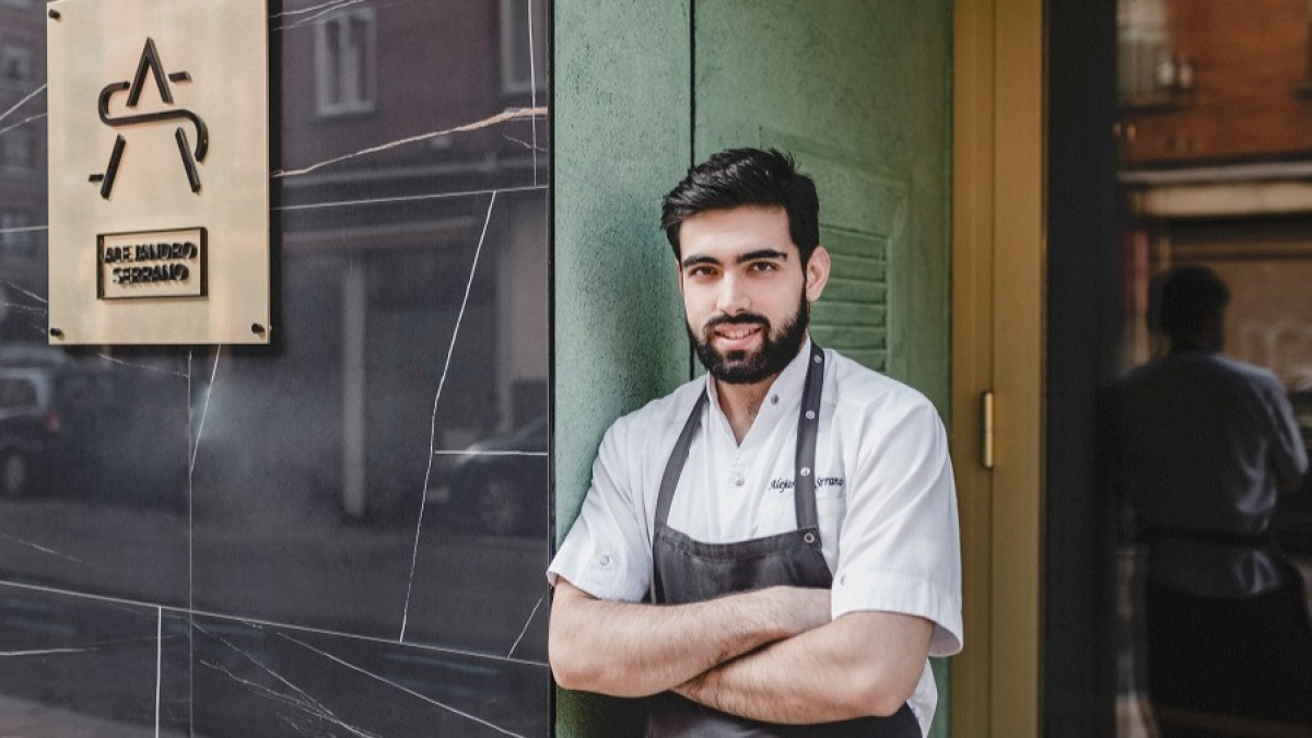 El chef mirandés Alejandro Serrano, estrella Michelin, en la puerta de su restaurante. ECB