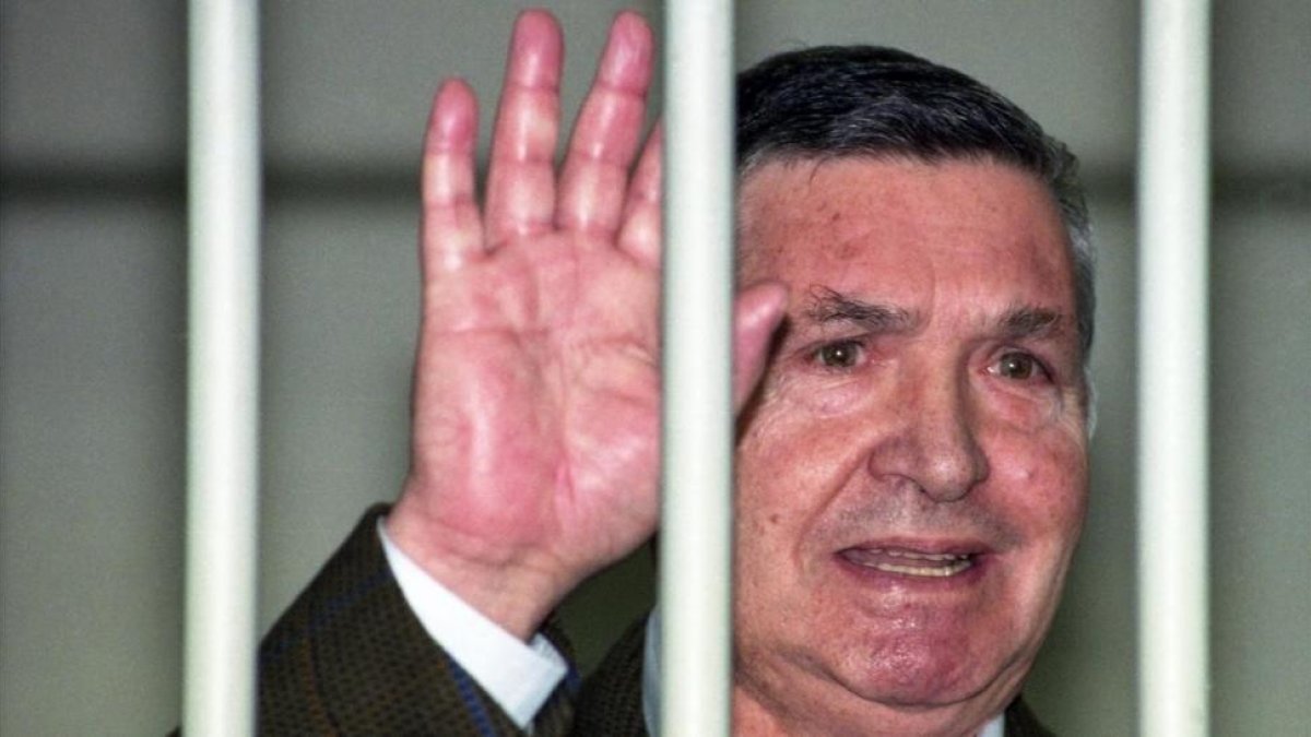 Totò Riina, durante su juicio, en 1993.-AP / GIULIO BROGLIO