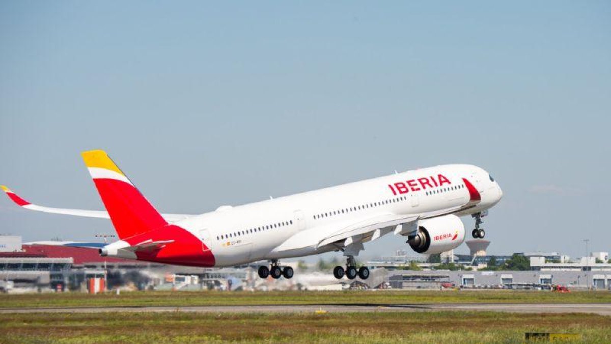 Un avión de la aerolínea española Iberia.-EL PERIÓDICO