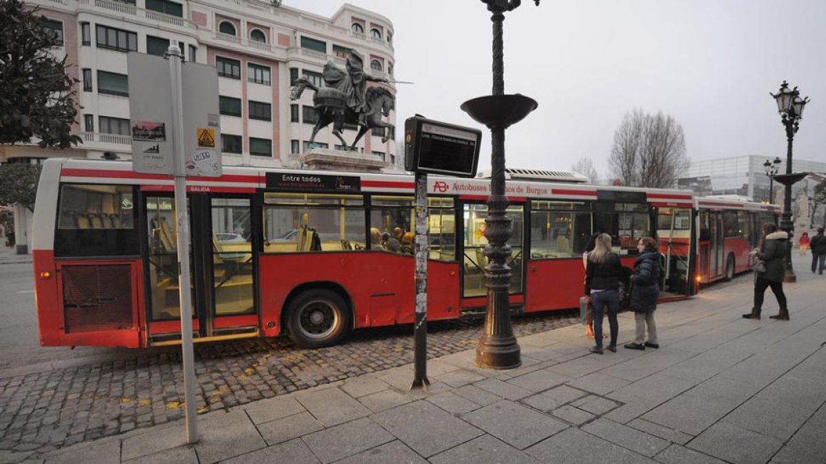 Imagen de dos autobuses en la plaza del Cid.-ISRAEL L. MURILLO