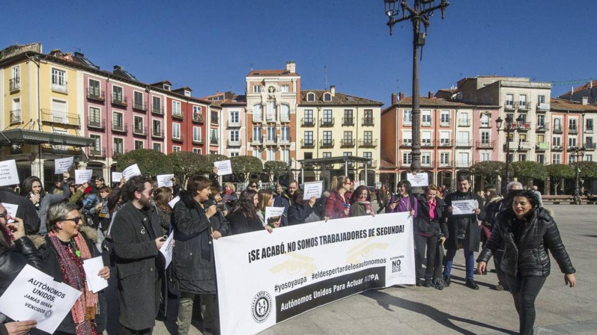 Un centenar de auónomos se manifestaron frente al Ayuntamiento y después en la Subdelegación del Gobierno.-ISRAEL L. MURILLO