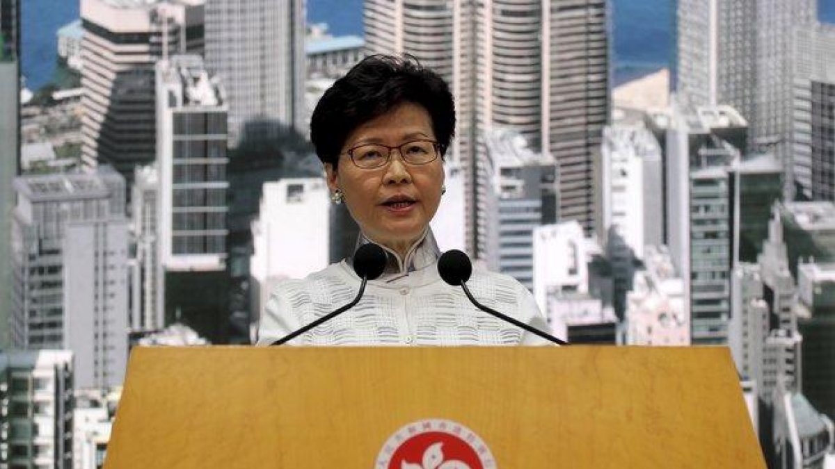 Carrie Lam, jefa del Gobierno de Hong Kong, en la rueda de prensa en la que ha anunciado la suspensión de la ley de extradición.-AP