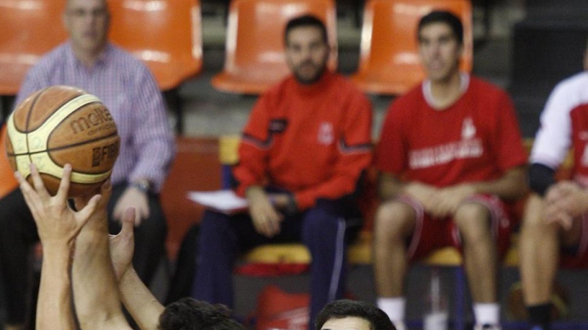 Ricardo Martínez lucha por un rebote.-SANTI OTERO
