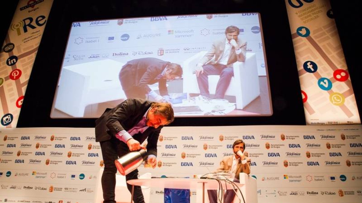 Jordi Roca despliega sus armas de repostero en pleno congreso.-IREDES