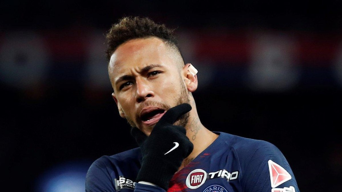 Neymar, pensativo en el Parque de los Príncipes de París.-