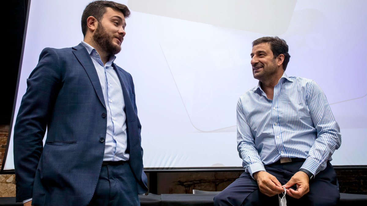 Diego Martínez charla con el consejero Jesús Martínez antes de la presentación de la campaña de abonados. SANTI OTERO