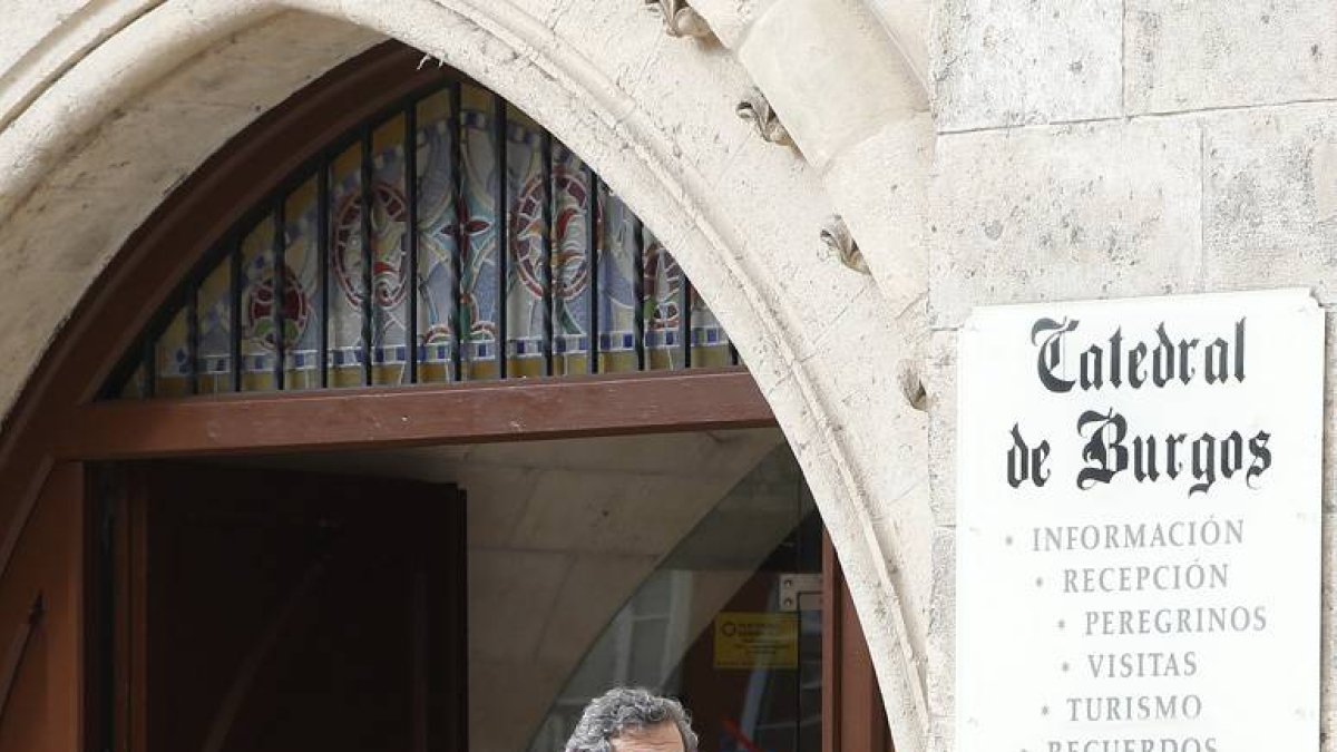 Dos personas salen de la oficina turística de la Catedral.-RAÚL G. OCHOA