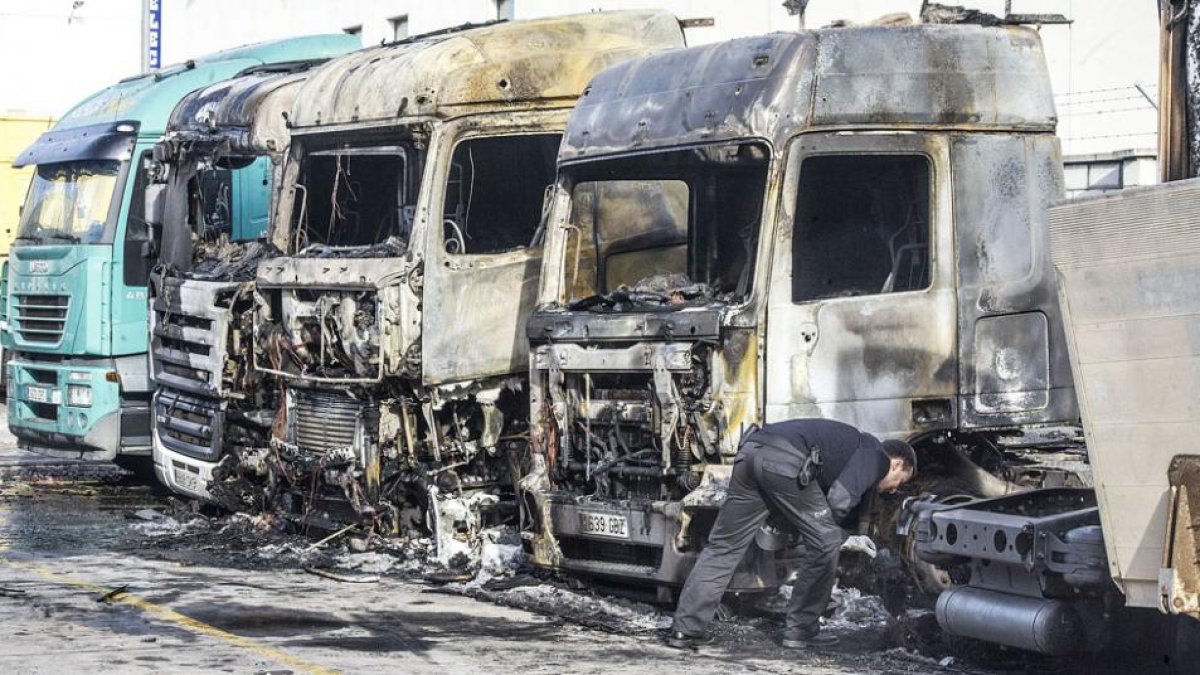 Imagen de los camiones calcinados por el incendio.-ISRAEL L. MURILLO