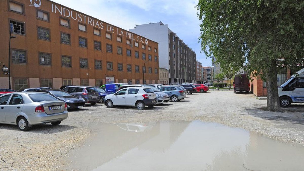 La calle Real en su conexión con la calle Antonio García Martín se convierte enuna ‘piscina’ los días de lluvia.-ISRAEL L. MURILLO