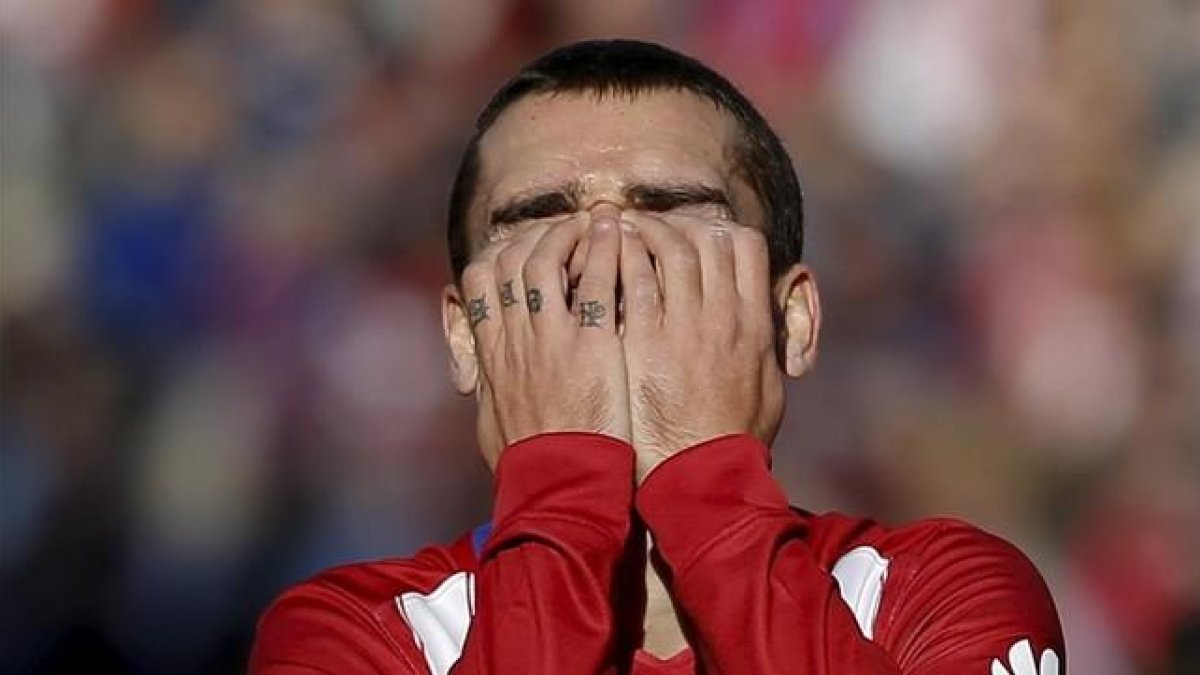 Antoine Griezmann se lamenta de una ocasión perdida en el partido de esta tarde ante el Sevilla en el Calderón.-REUTERS / SERGIO PÉREZ