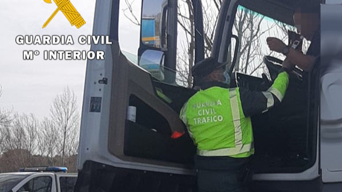 Un agente realiza el control de alcoholemia al conductor del camión. GUARDIA CIVIL