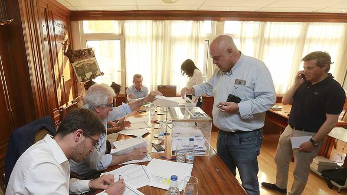 La votación fue una de las más concurridas de los últimos años en el Colegio de Abogados de Burgos.-RAÚL G. OCHOA