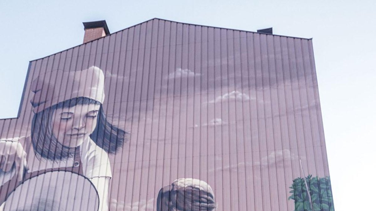 Miembros de Huerteco posan frente al mural pintado por los hermanos Sergare en San Pedro de la Fuente.-SANTI OTERO