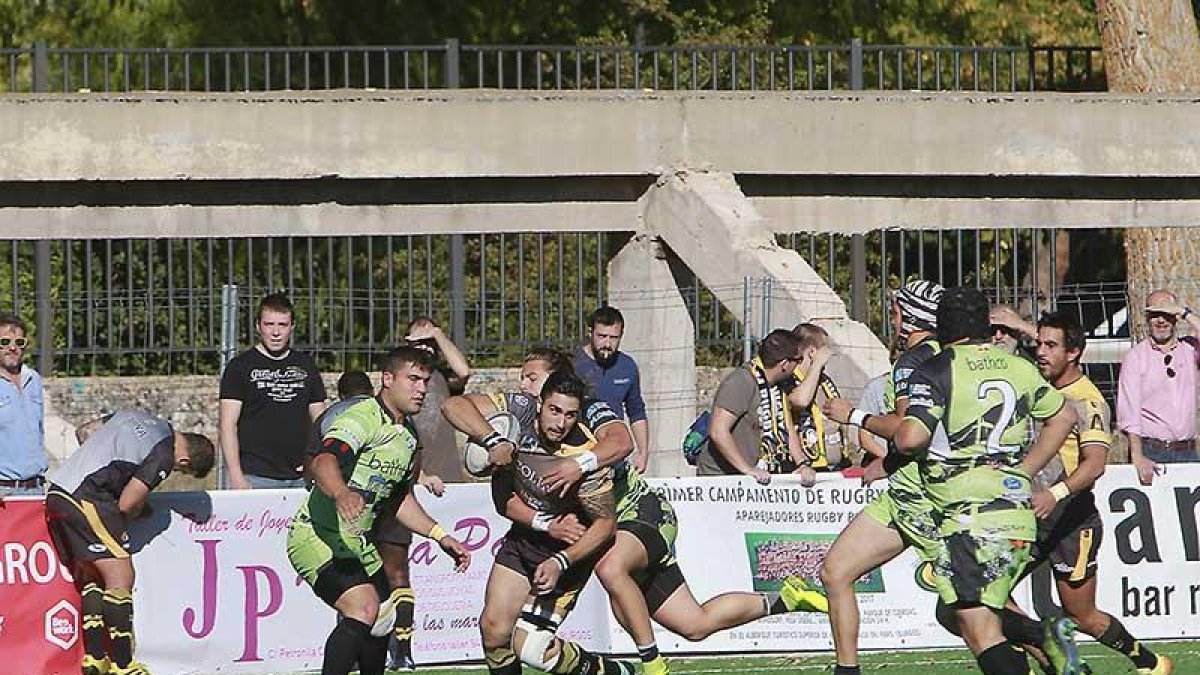 Imagen de un partido en SanAmaro con el esqueleto de la grada antigua.-RAÚL OCHOA