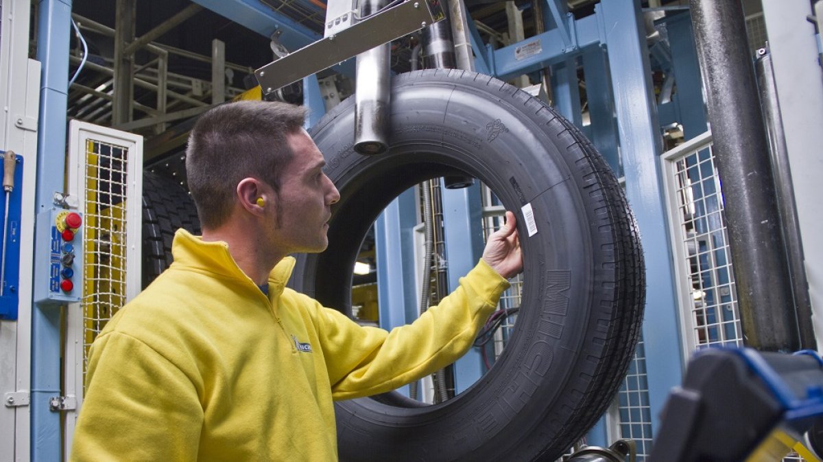 Un trabajador de Michelin Aranda en la unidad de verificacion de aspecto. ECB