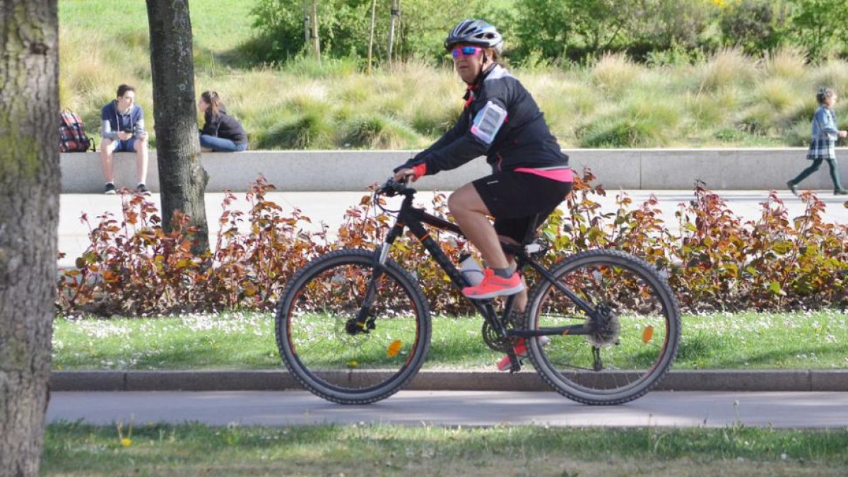 Un ciclista transita por el carril ubicado frente al Museo de la Evolución Humana.-SERGIO ISAR