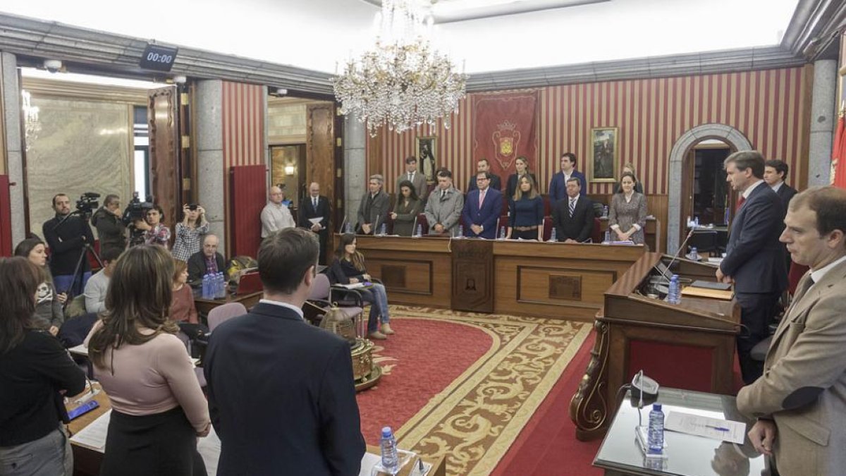 Los corporativos comenzaron el Pleno, como todos los meses, con un recuerdo para las mujeres víctimas de la violencia machista.-SANTI OTERO