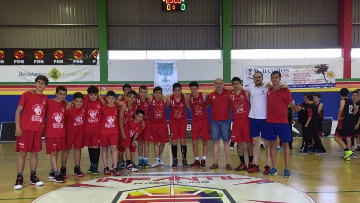 Plantilla, cuerpo técnico y directiva del Academia Evolución celebra la victoria conseguida ayer en Cambados.-ECB