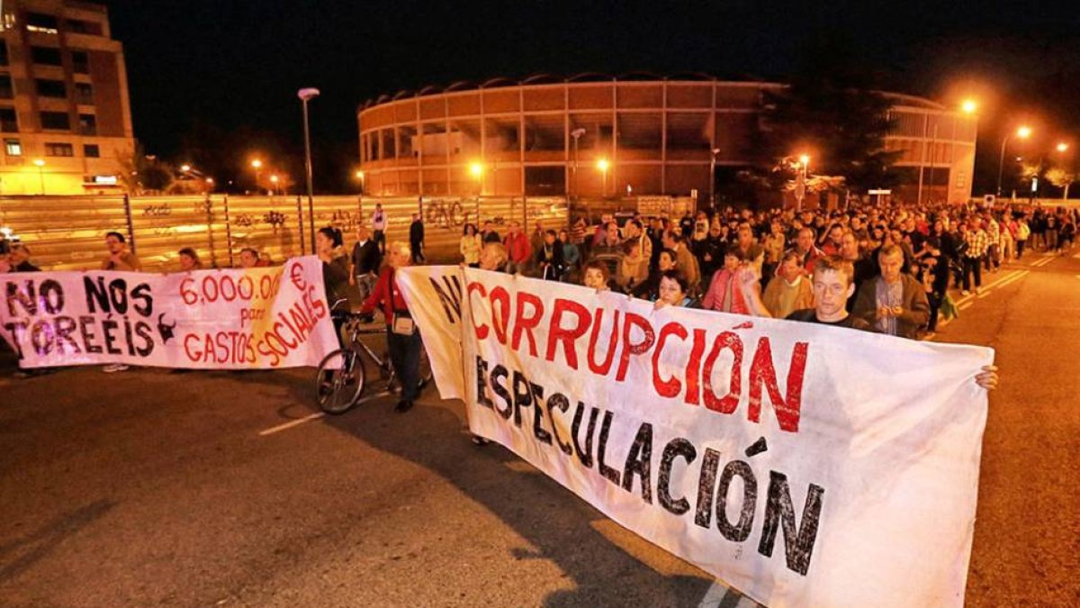 El grupo de manifestantes a su salida en la plaza de toros.-RAÚL G. OCHOA