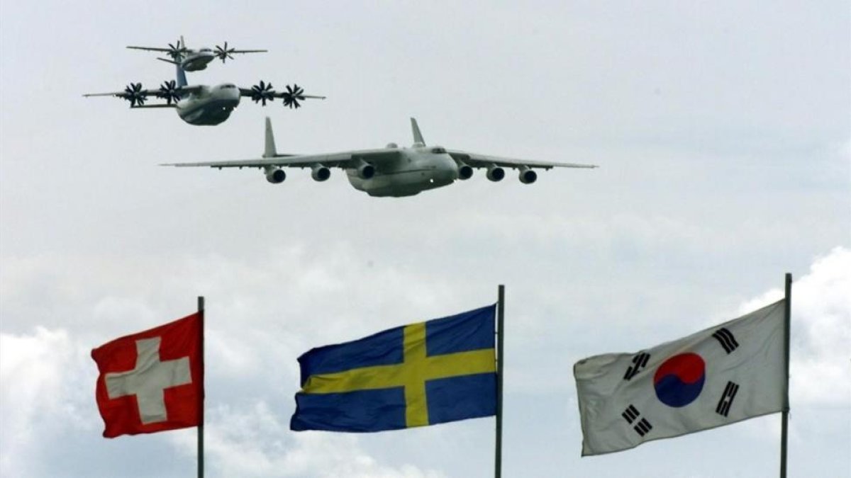 Varios aviones de transporte militar rusos vuelan sobre la bandera de Suecia (en el centro) en un espectáculo aéreo en Moscú, en el 2001.-AP / MIKHAIL METZEL