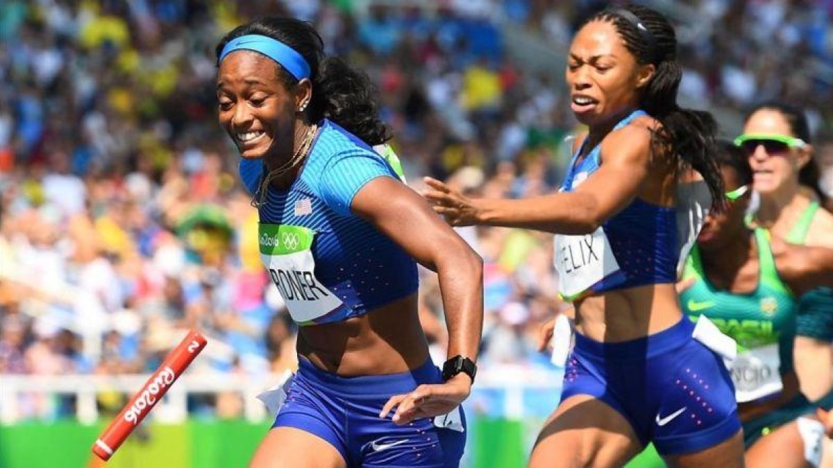 El momento de la entrega fallida del testigo entre Allyson Felix y English Gardner.-AFP / FRANCK FIFE