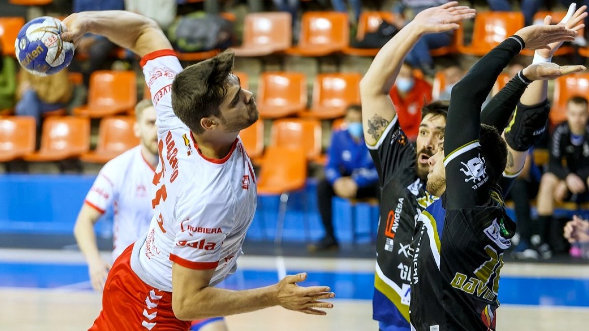 Dashko arma el brazo en un lance del partido de ayer. SANTI OTERO
