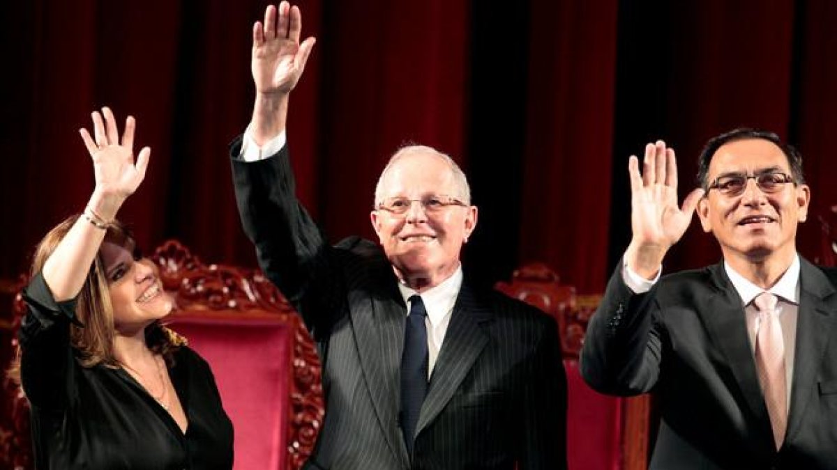 El presidente de Perú, Pedro Pablo Kuczynski (centro), junto al vicepresidente Martin Vizcarra (derecha) y la vicepresidente segunda, Mercedes Arao (izquierda), en un acto en Lima en junio del 2016.-JANINE COSTA / REUTERS