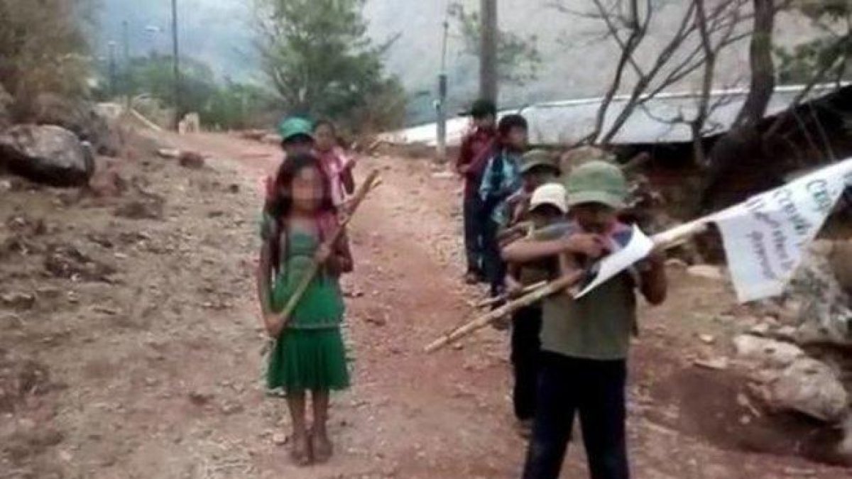 Menores reciben entrenamiento militar en una comunidad del estado de Guerrero, México.-EL PERIÓDICO