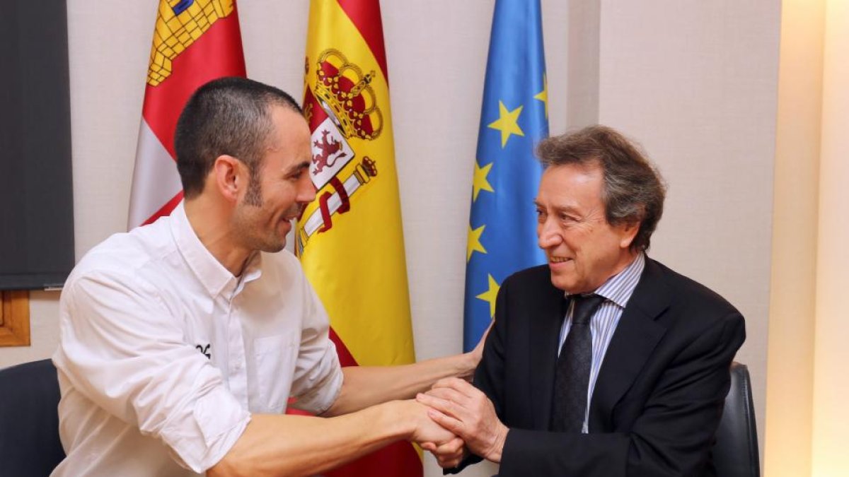 El consejero de la Presidencia, José Antonio de Santiago-Juárez, y el presidente de la Fundación +34, Javier Casado, firman un protocolo de colaboración-Leticia Pérez / ICAL