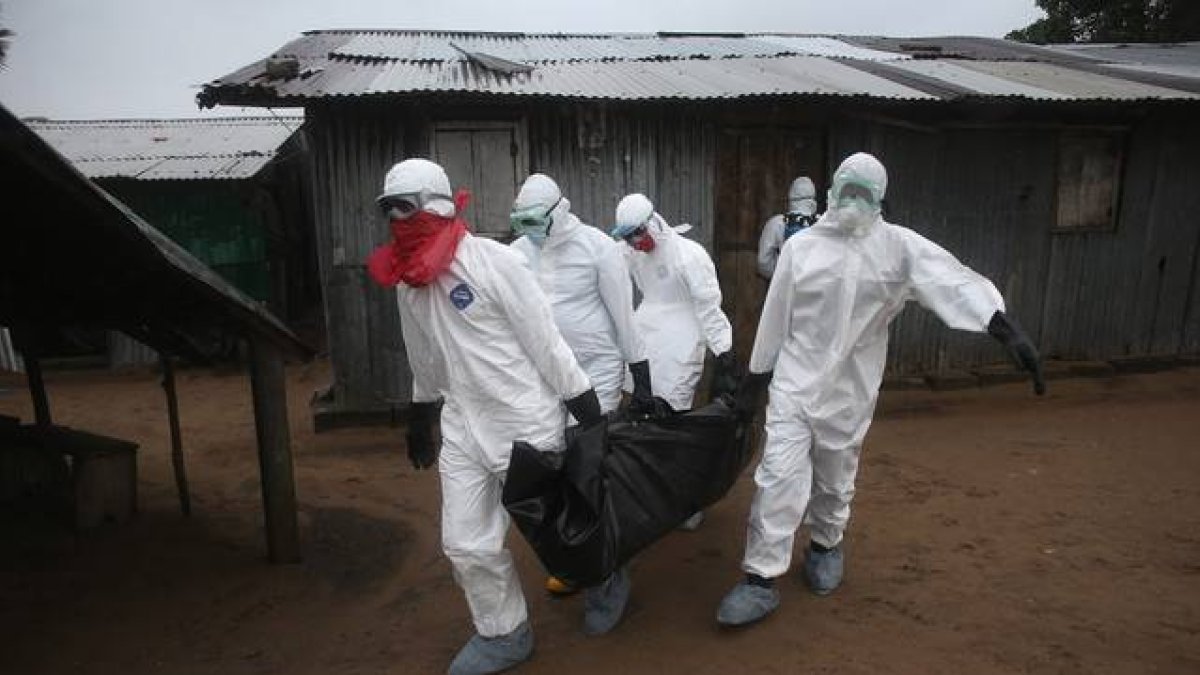 Un equipo médico carga con un cadáver afectado por el ébola en Liberia, el pasado agosto.-Foto: John Moore / Getty Images / John Moore