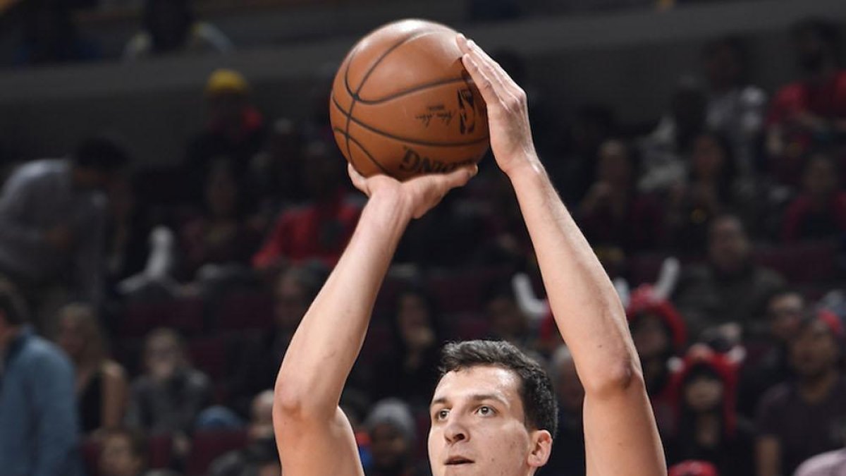 Zipser arma el lanzamiento de tres puntos en un partido con los Chicago Bulls.-NBA.COM