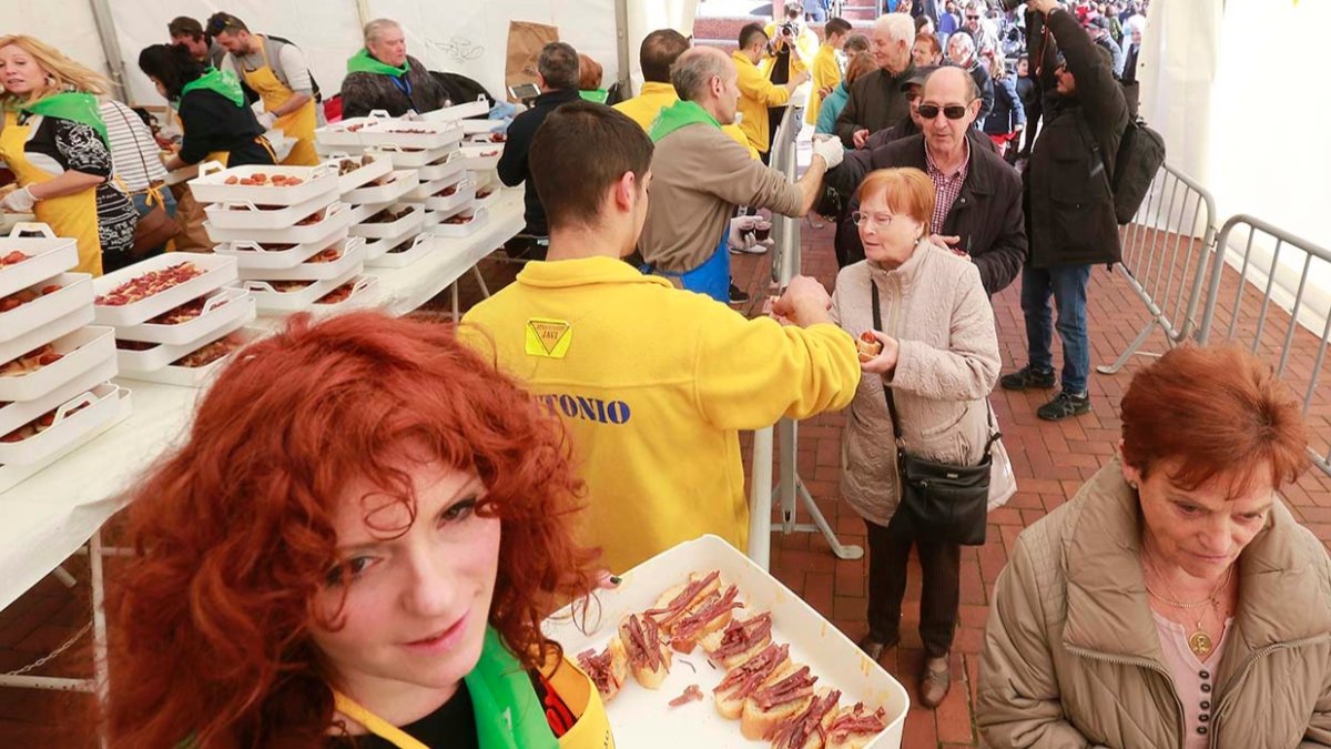 Momento de las fiestas de un barrio de la ciudad. ECB