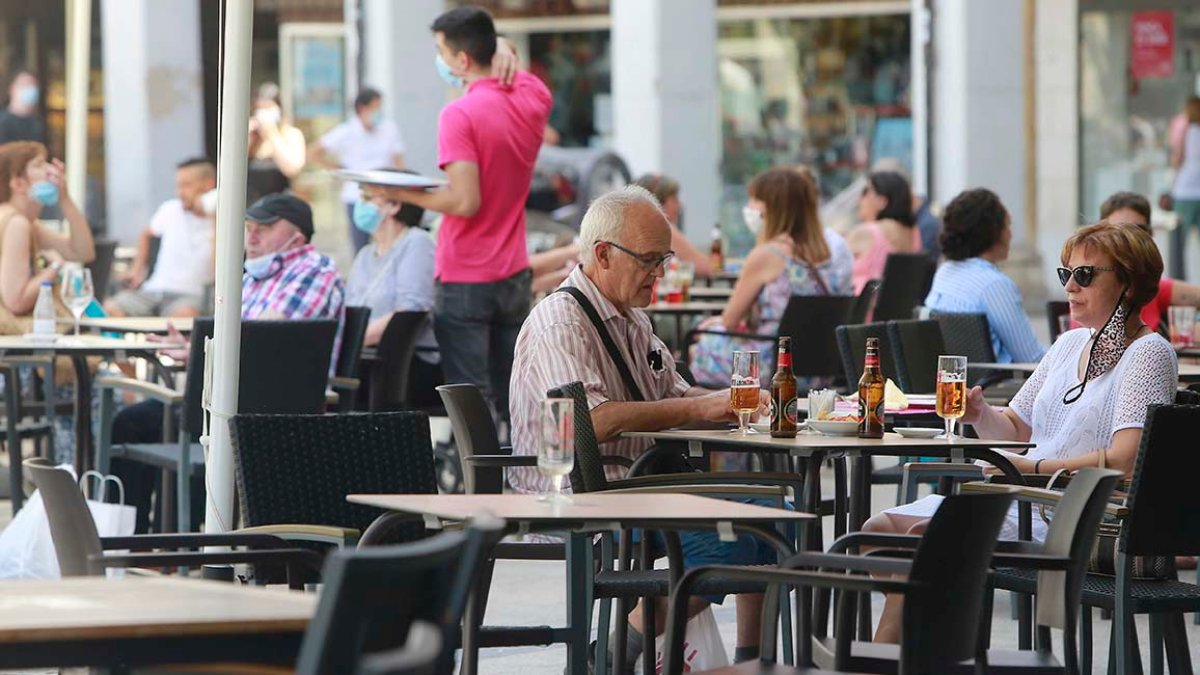 La hostelería burgalesas espera mantener los buenos datos de afluencia en verano para recuperarse. RAÚL G. OCHOA