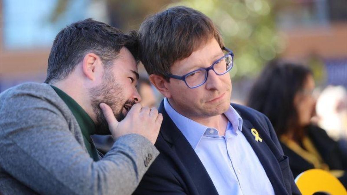 Gabriel Rufián y Carles Mundó en el mitin de ERC este sábado en Vilanova i la Geltrú (Barcelona).-DANNY CAMINAL