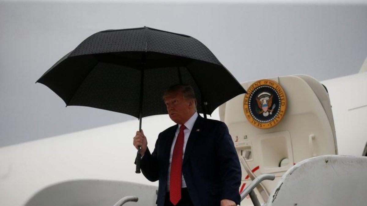 Trump baja del Air Force One.-REUTERS / LEAH MILLIS