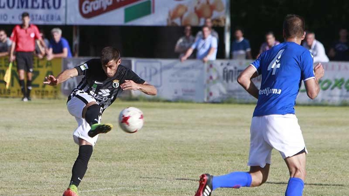 David Martín dispara a portería en una de las mejores ocasiones del Burgos CF en la primera mitad.-RAÚL G. OCHOA
