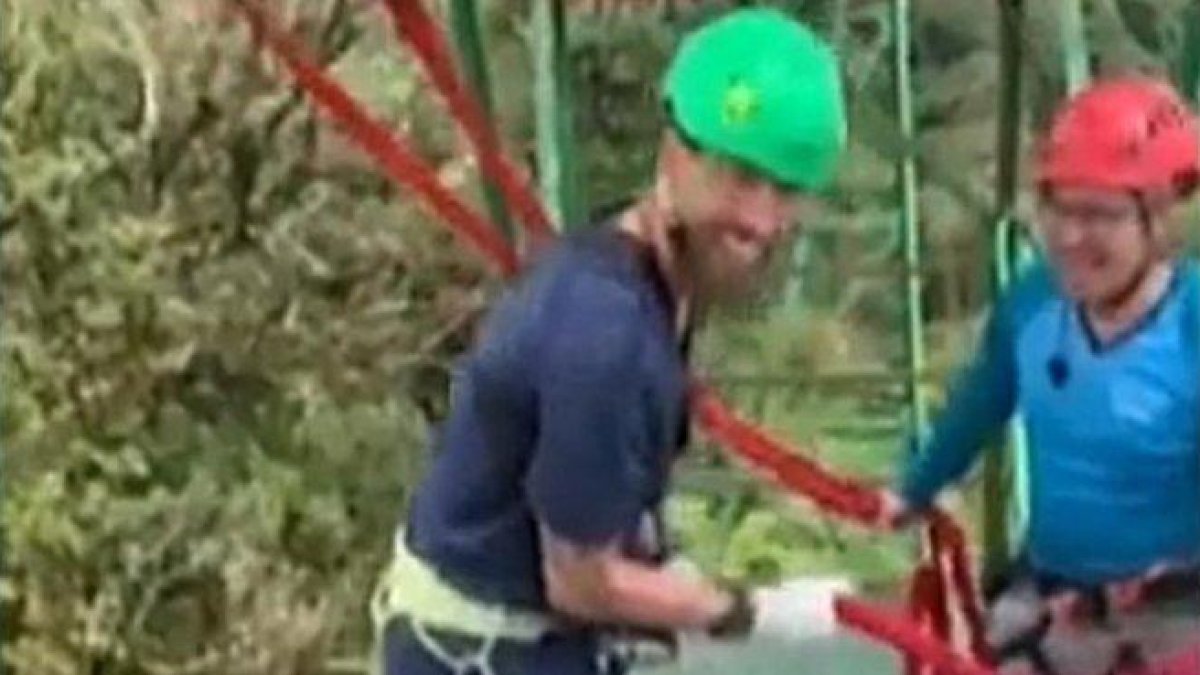 Sergio Ramos, de luna de miel con Pilar Rubio, practicando puenting en Costa Rica.-