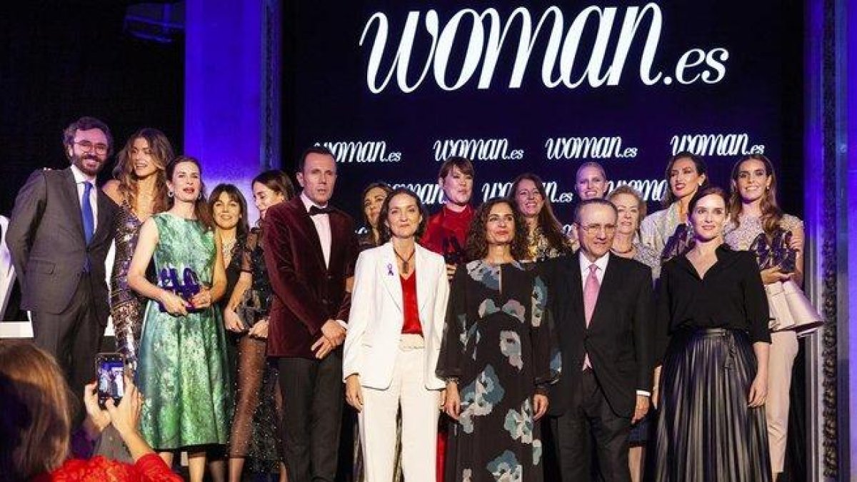 Las ministras Reyes Maroto y María Jesús Montero, junto al presidente de Prensa Ibérica, Javier Moll, al frente de la foto de familia de la gala de la revista ’Woman’.-