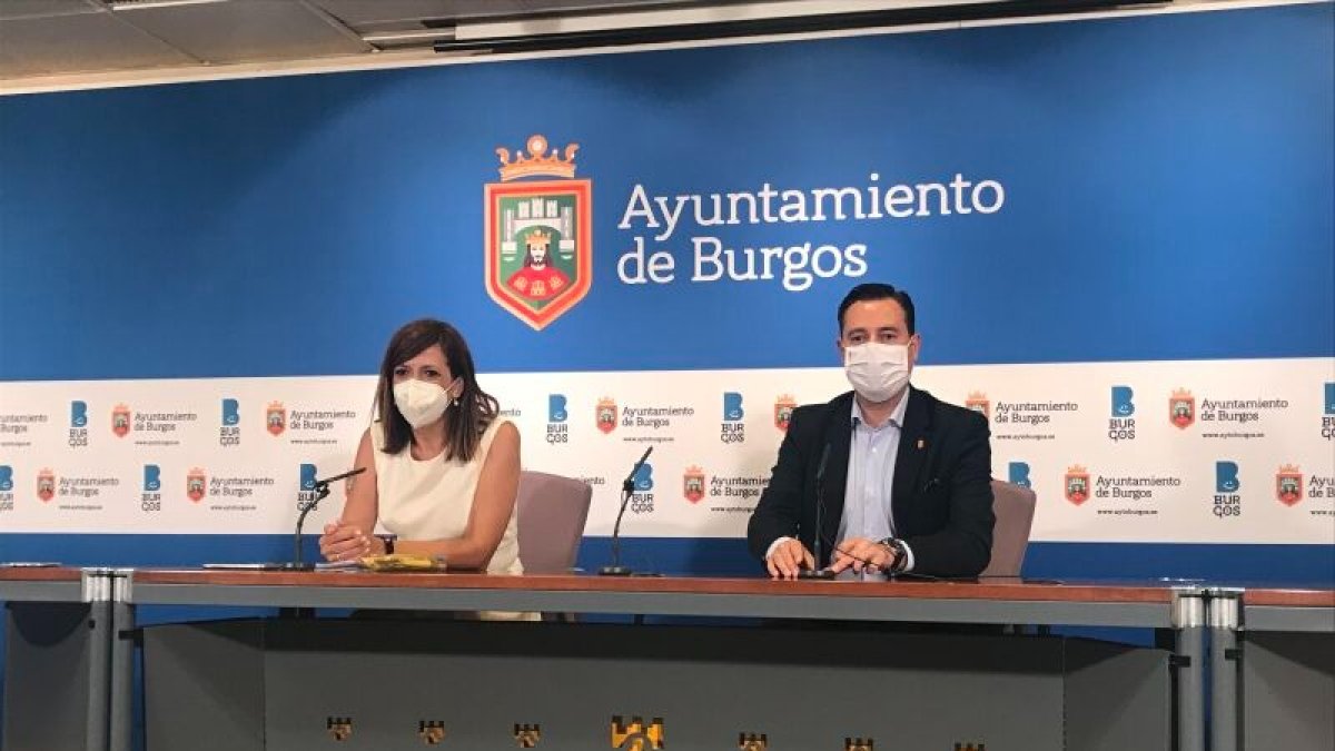 Nuria Barrio y Daniel de la Rosa en una comparecencia de prensa.