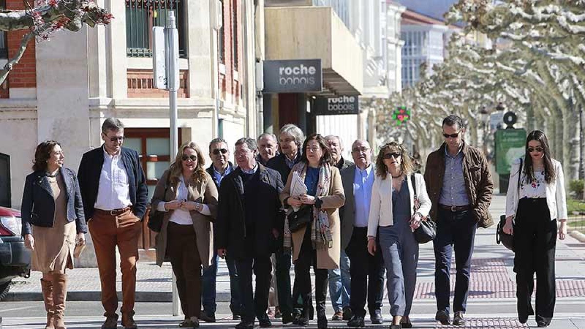 Los ‘populares’ se dirigieron ayer por la mañana a la Junta Electoral Provincial para presentar sus candidaturas.-RAÚL G. OCHOA