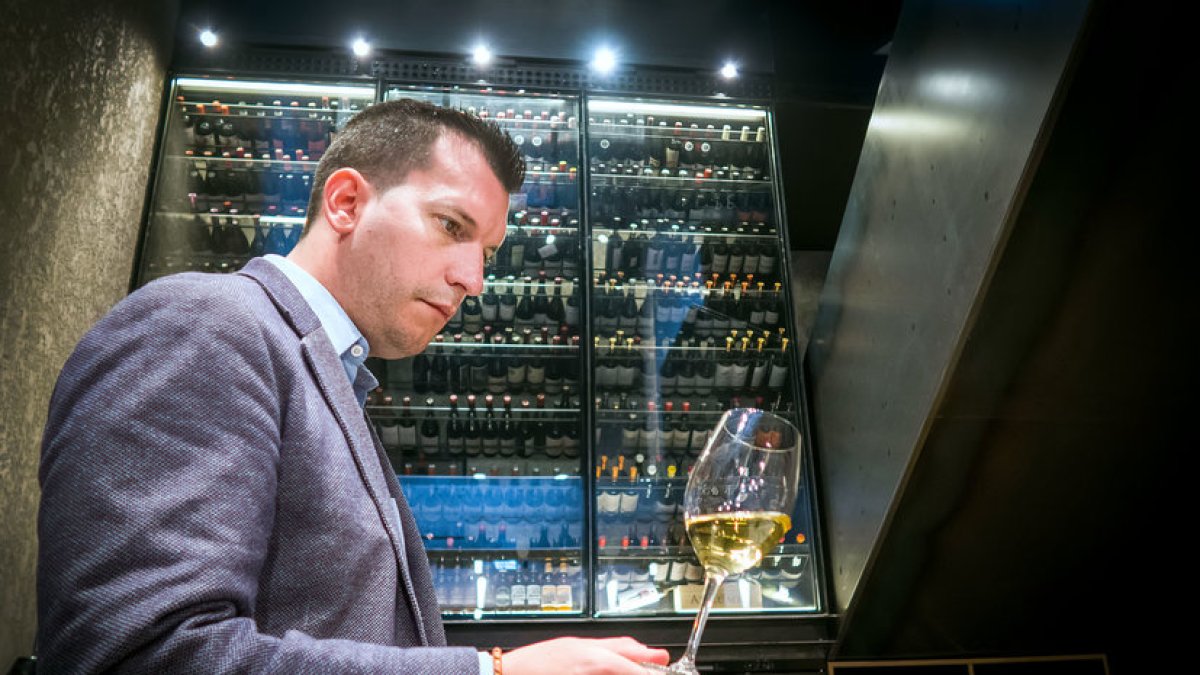 El burgalés Diego González observa una copa de vino. TOMÁS ALONSO
