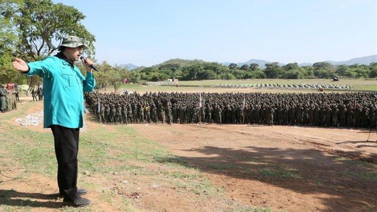Imagen ofrecida por la Presidencia de Venezuela del presidente Nicolás Maduro dirigiéndose a los cadetes militares de la base de El Pao. Imagen ofrecida por la Presidencia de Venezuela del presidente Nicolás Maduro dirigiéndose a los cadetes militar-EL PERIÓDICO