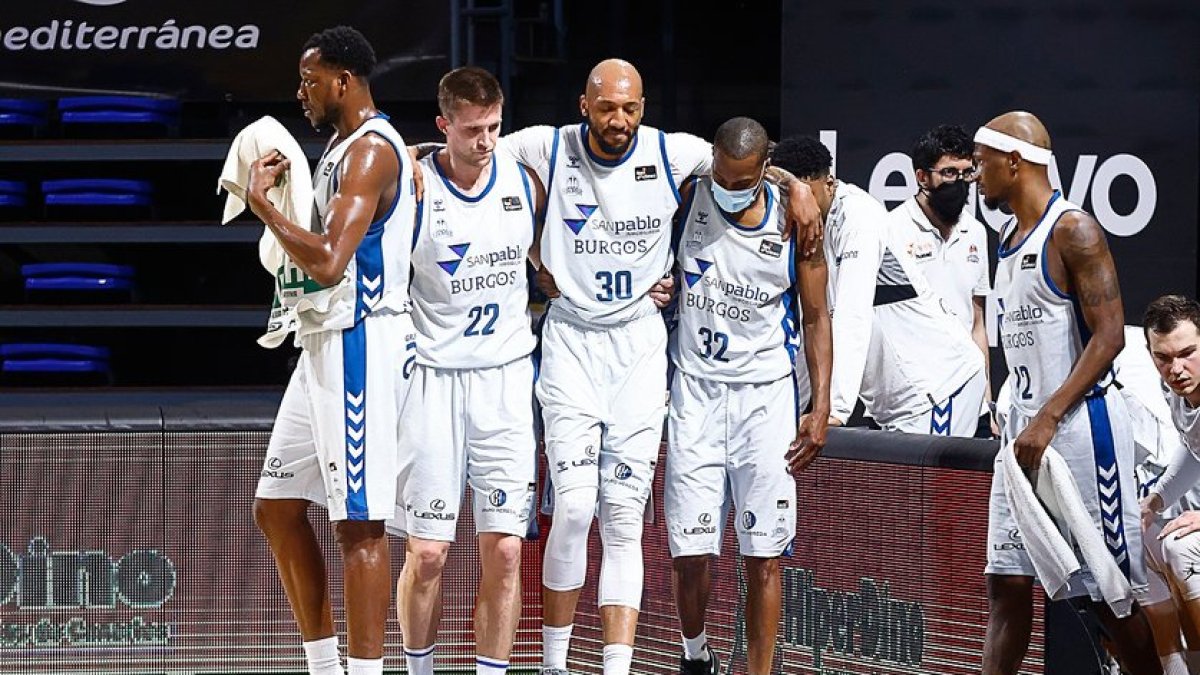 Rabaseda y Renfroe ayudan a Horton tras sufrir la grave lesión el pasado 1 de junio en Tenerife. ACB PHOTO / E. COBOS