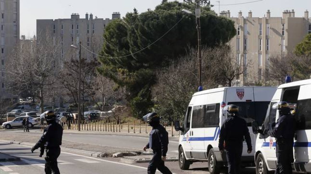 Agentes de policía acordonan el acceso al barrio de la Castellane, este lunes en Marsella.-Foto: REUTERS / JEAN-PAUL PELISSIER