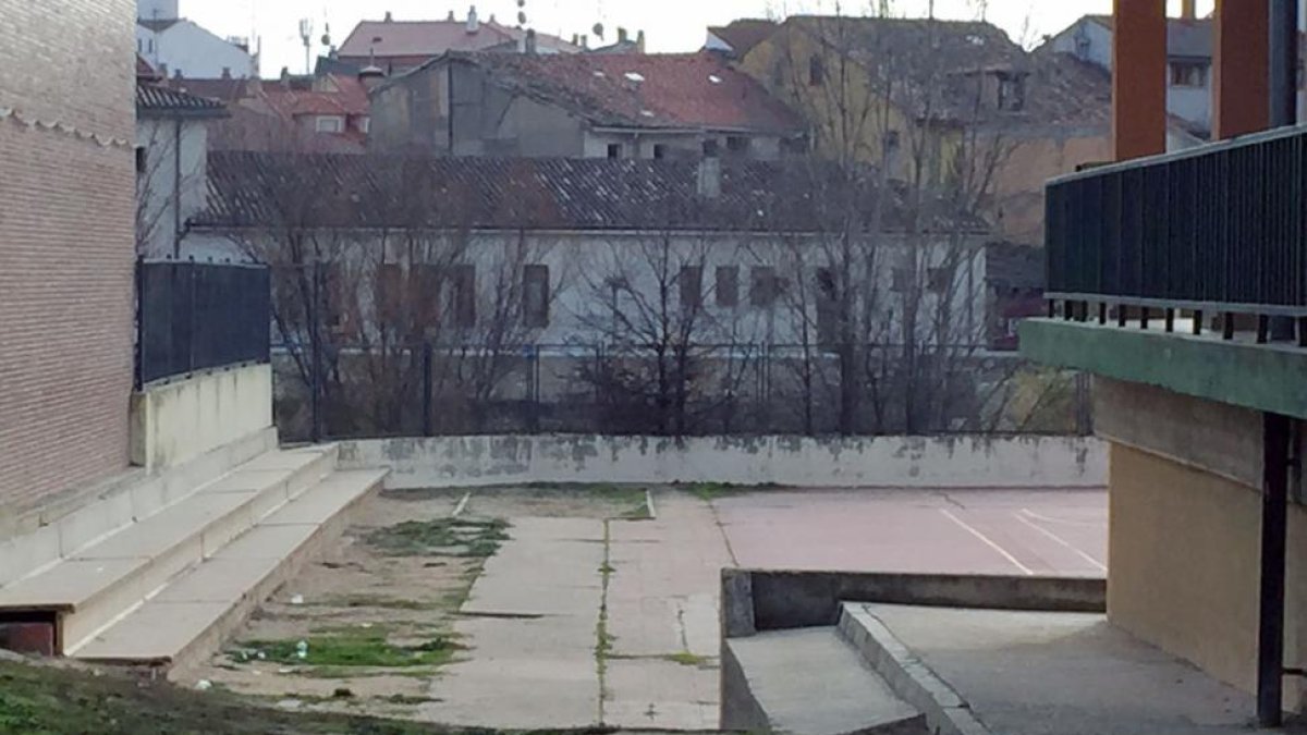 La imagen muestra el estado en que se encuentra el patio.-L. V.