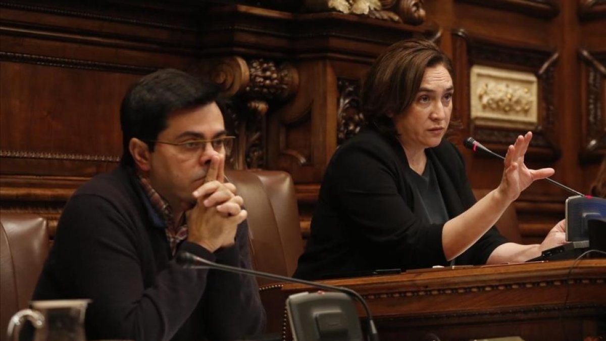 Ada Colau y Gerardo Pisarello, este jueves, durante el pleno del Ayuntamiento de Barcelona.-JULIO CARBÓ