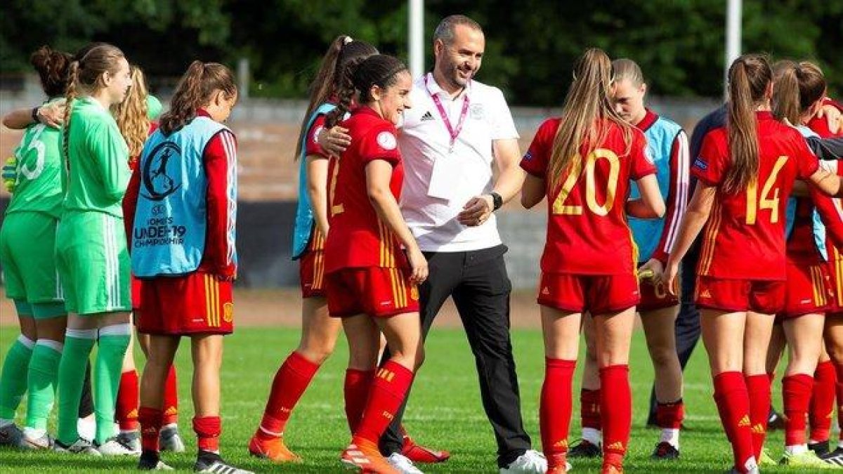 El seleccionador español de la sub-19 femenina Pedro López felicita a sus jugadoras tras la victoria frente a Bélgica.-PAUL REID (EFE)