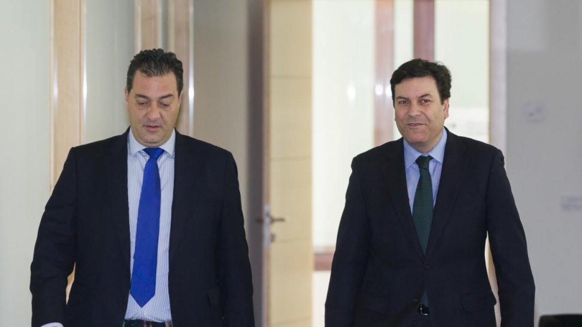 El portavoz del Grupo Popular en las Cortes, Carlos Fernández Carriedo, presenta una proposición de ley para que las estaciones de servicio cuenten con personal de atención al público-ICAL