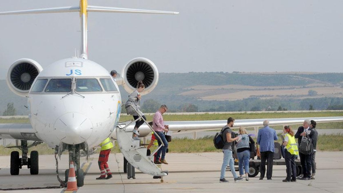 Un grupo de viajeros desciende del avión en Villafría en un vuelo operado en el mes de septiembre.-ISRAEL L. MURILLO